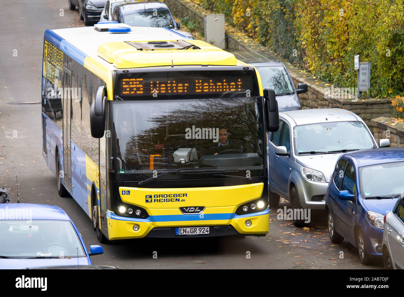 Bus fährt durch eine schmale Einbahnstraße in der Stadt Wetter, Nordrhein-Westfalen, Deutschland. Linienbus faehrt durch eine enge Einbahnstrasse i Stockfoto