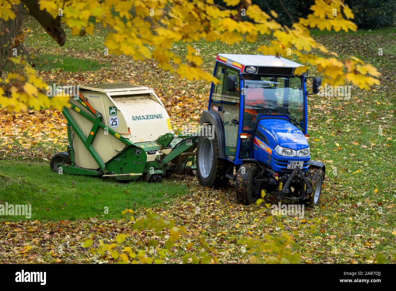 Mechanische Aufnahme von Blättern in einem öffentlichen Park in der Stadt Wetter, Nordrhein-Westfalen, Deutschland. maschinelles Aufsammeln von Laub in oe Stockfoto