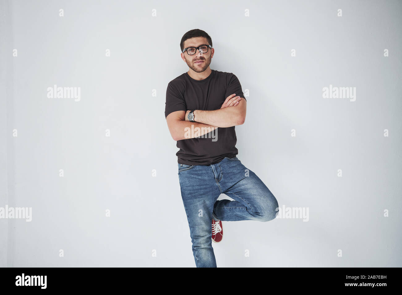 Junge hipster Kerl Brille glücklich lachend isoliert auf weißem Hintergrund Stockfoto