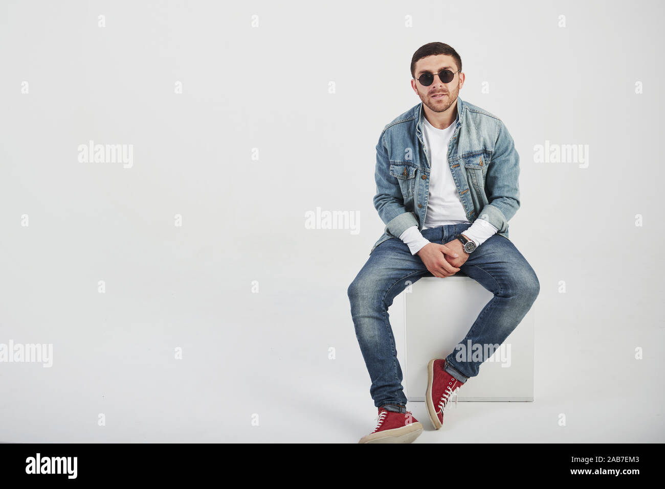 Junge hipster Kerl Brille glücklich lachend isoliert auf weißem Hintergrund Stockfoto