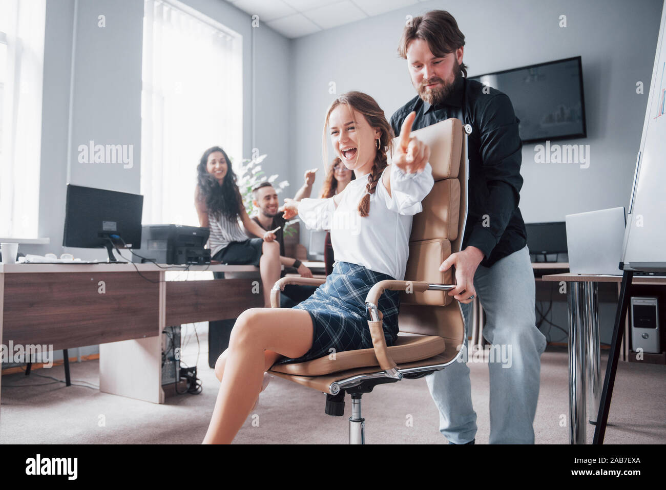 Eine Gruppe von Geschäftsleuten Feiern, Spaß haben, im Büro. Stockfoto