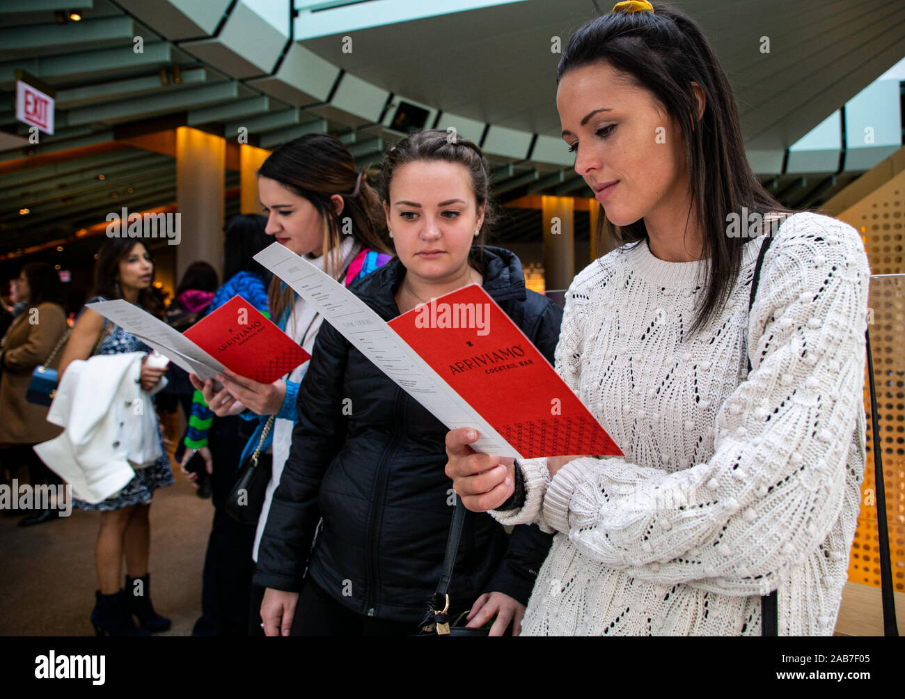 Chicago, USA. 25 Nov, 2019. Kunden schauen in ein Menü beim Warten auf Service im neuen Starbucks finden Rösterei auf der Michigan Avenue in Chicago, USA, November 25, 2019. Das Starbucks finden Rösterei auf der Michigan Avenue in Chicago ist geöffnet vom 15. November. Quelle: Joel Lerner/Xinhua/Alamy leben Nachrichten Stockfoto