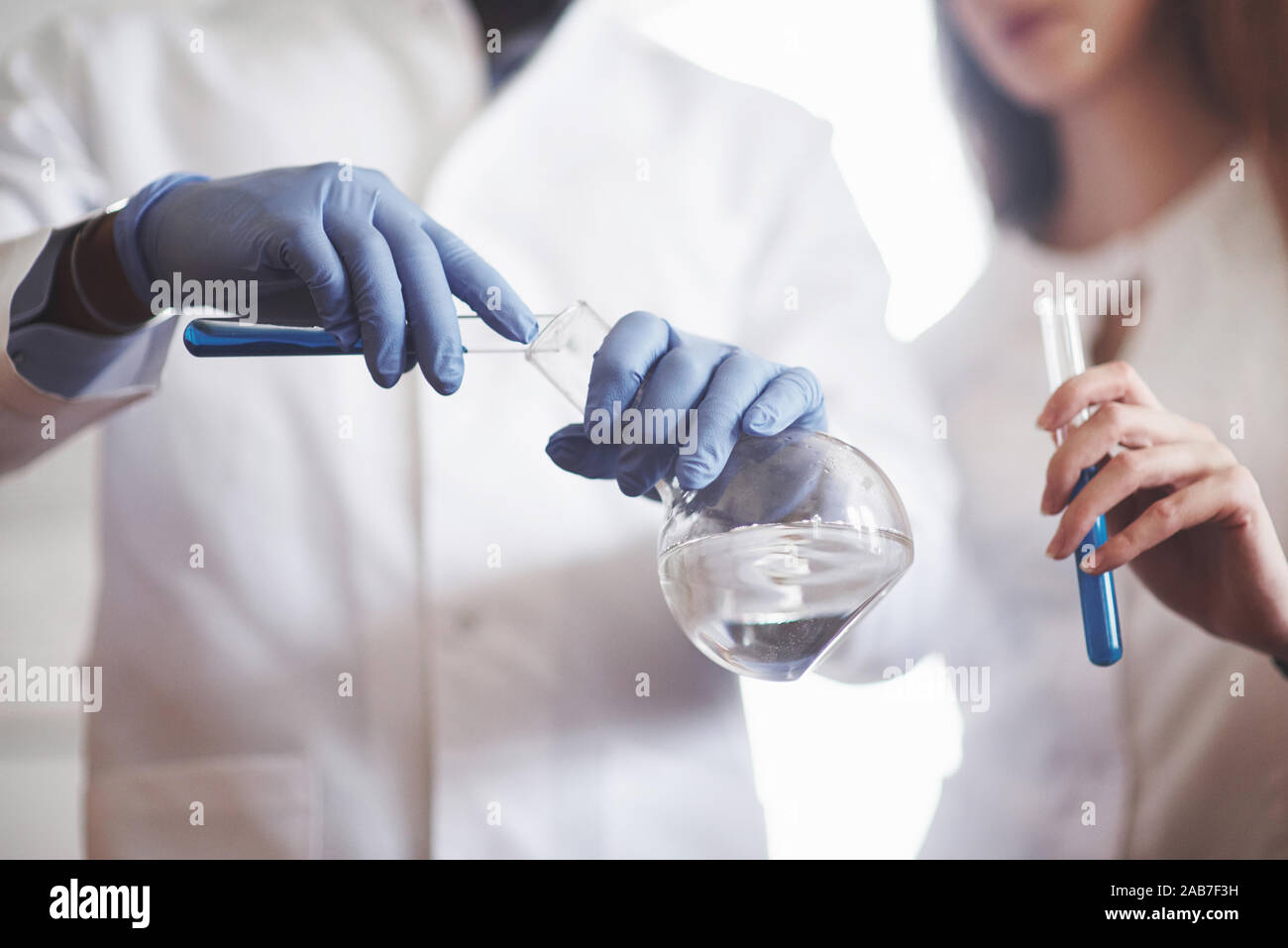 Experimente im chemischen Labor. Das Experiment wurde in einem Labor in transparenten Flaschen durchgeführt Stockfoto
