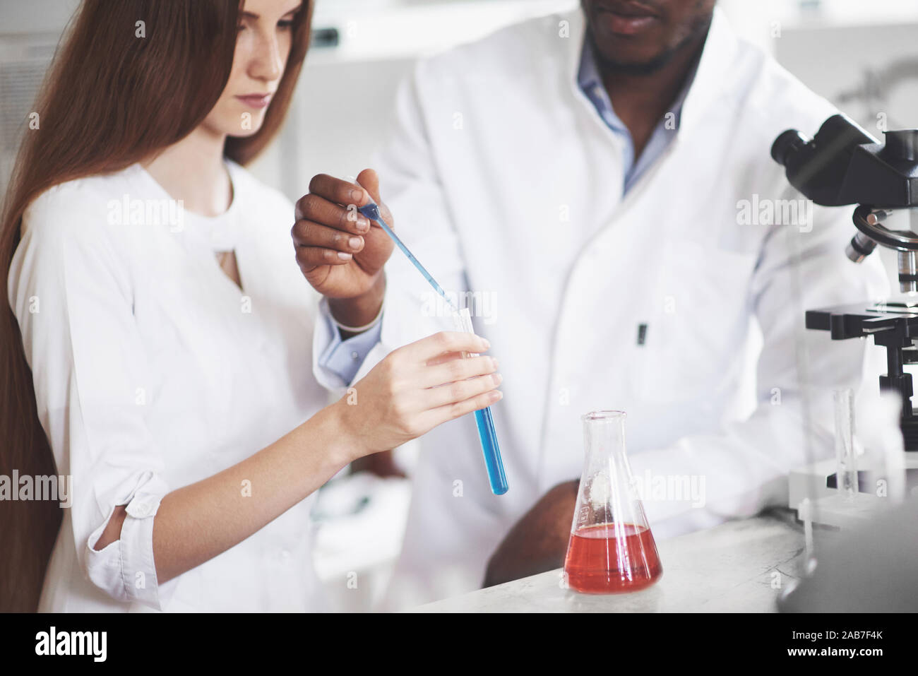 Experimente im chemischen Labor. Das Experiment wurde in einem Labor in transparenten Flaschen durchgeführt Stockfoto