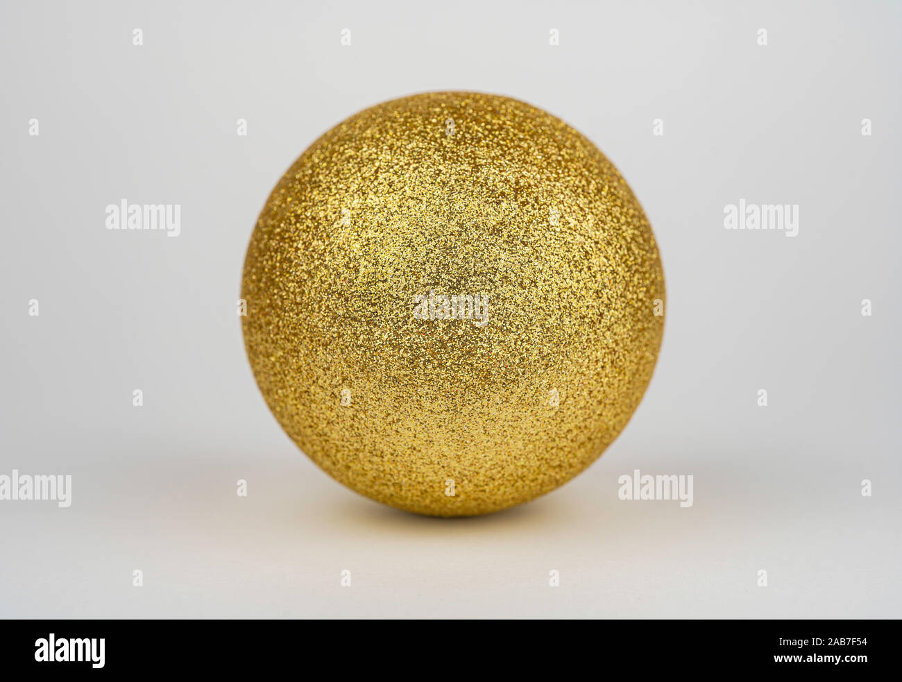 Makro Foto von einem golden christmas ball, christbaumkugel. Glittery gold Textur. Nahaufnahme Foto. Stockfoto