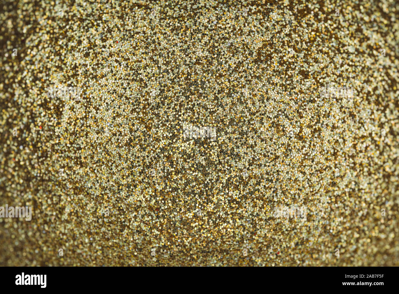 Makro Foto von einem golden christmas ball, christbaumkugel Oberfläche. Glittery gold Textur. Nahaufnahme Foto. Stockfoto