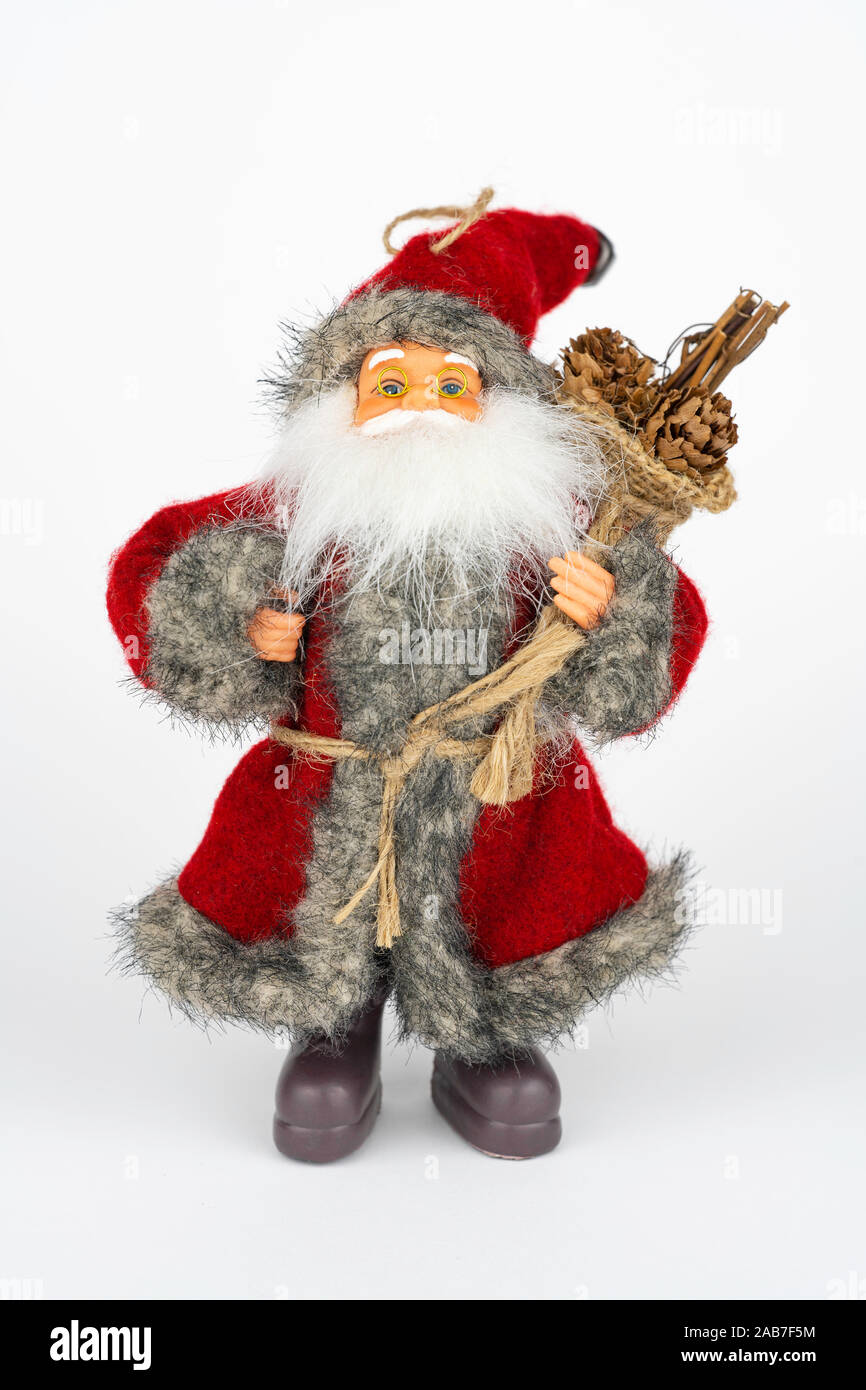 Porträt eines realistischen Weihnachtsmann. Warme winter Pelzmantel, Rot und Grau. Großen weißen Bart. Goldene Brille. Auf weissem Hintergrund. Stockfoto