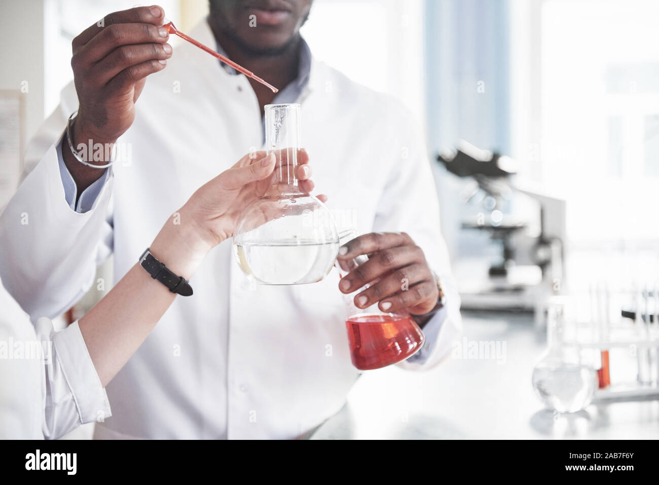 Experimente im chemischen Labor. Das Experiment wurde in einem Labor in transparenten Flaschen durchgeführt Stockfoto