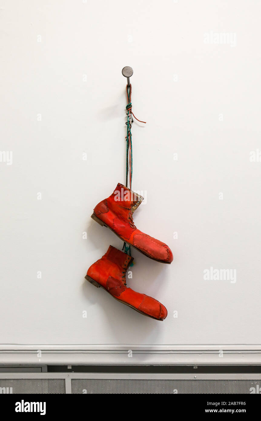 Rote Clown Schuhe an der Wand' Jeder leichter' oder 'Wortschatz der Einsamkeit" zeitgenössische Kunst Ausstellung von Ugo Rondinone in Helsinki, Finnland Stockfoto