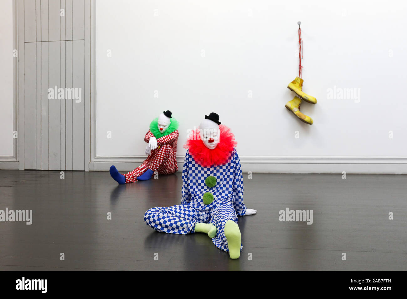 Hyper-realistische clown Skulpturen an "Jeder wird leichter" oder Wortschatz der Einsamkeit' Kunst Ausstellung von Ugo Roninone in Helsinki, Finnland Stockfoto