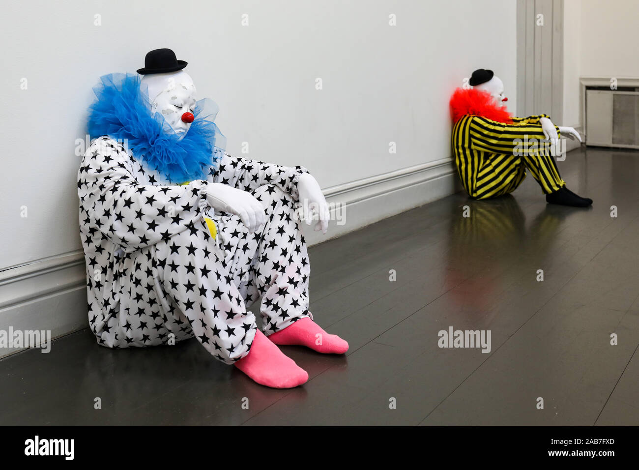 Hyper-realistische Skulpturen Clowns an "Jeder leichter' oder 'Wortschatz der Einsamkeit' Kunst Ausstellung in Helsinki, Finnland Stockfoto