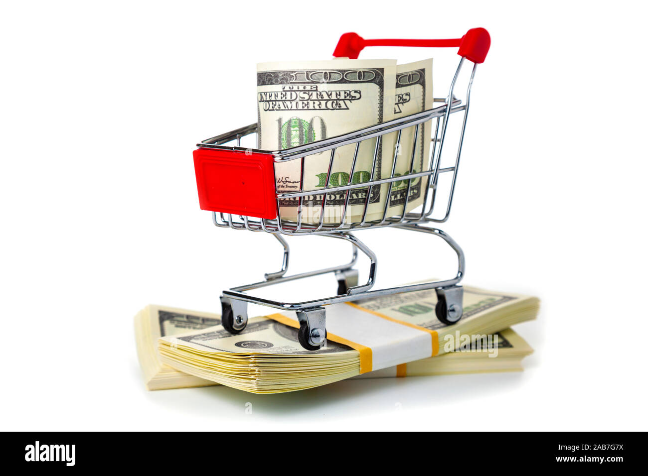 Warenkorb mit Dollars auf weißem Hintergrund Stockfoto