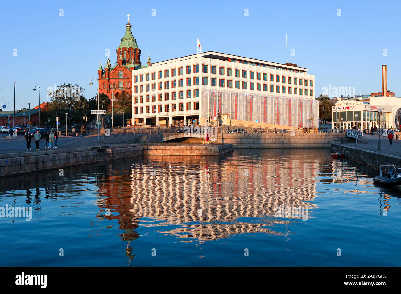 Uspenski Kathedrale und Enso-Gutzeit HQ (von Alvar Aalto) auf Becken neben dem Marktplatz in Helsinki, Finnland wider Stockfoto