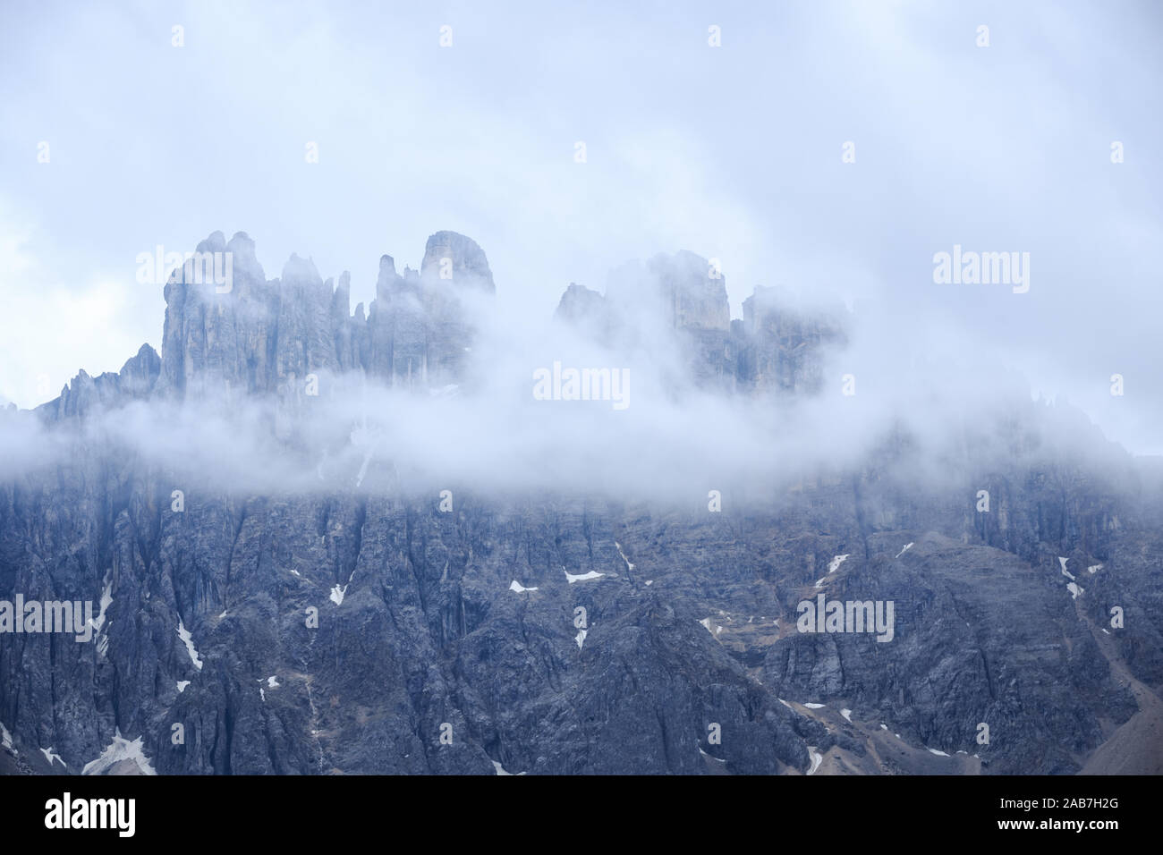 Berg, der sich hinter den Wolken und Nebel auf der Hochebene in den Dolomiten, Südtirol, Italien Stockfoto