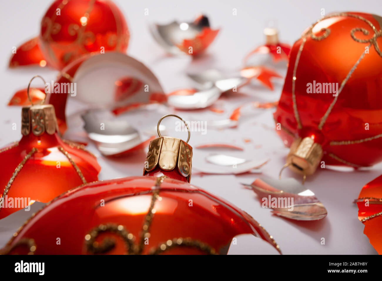 Helles orange, Glas Weihnachtskugeln gebrochen, verstreuten Fragmente auf weißem Hintergrund Stockfoto