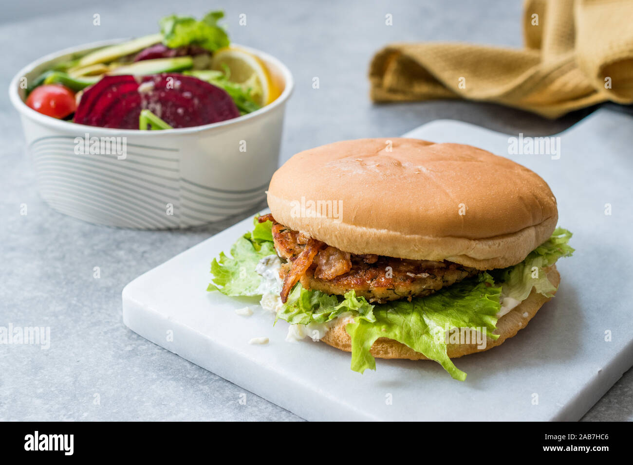 Fast Food Menü Lachs Burger mit Salat Nehmen in Kunststoffbox. Gesundes Produkt. Stockfoto