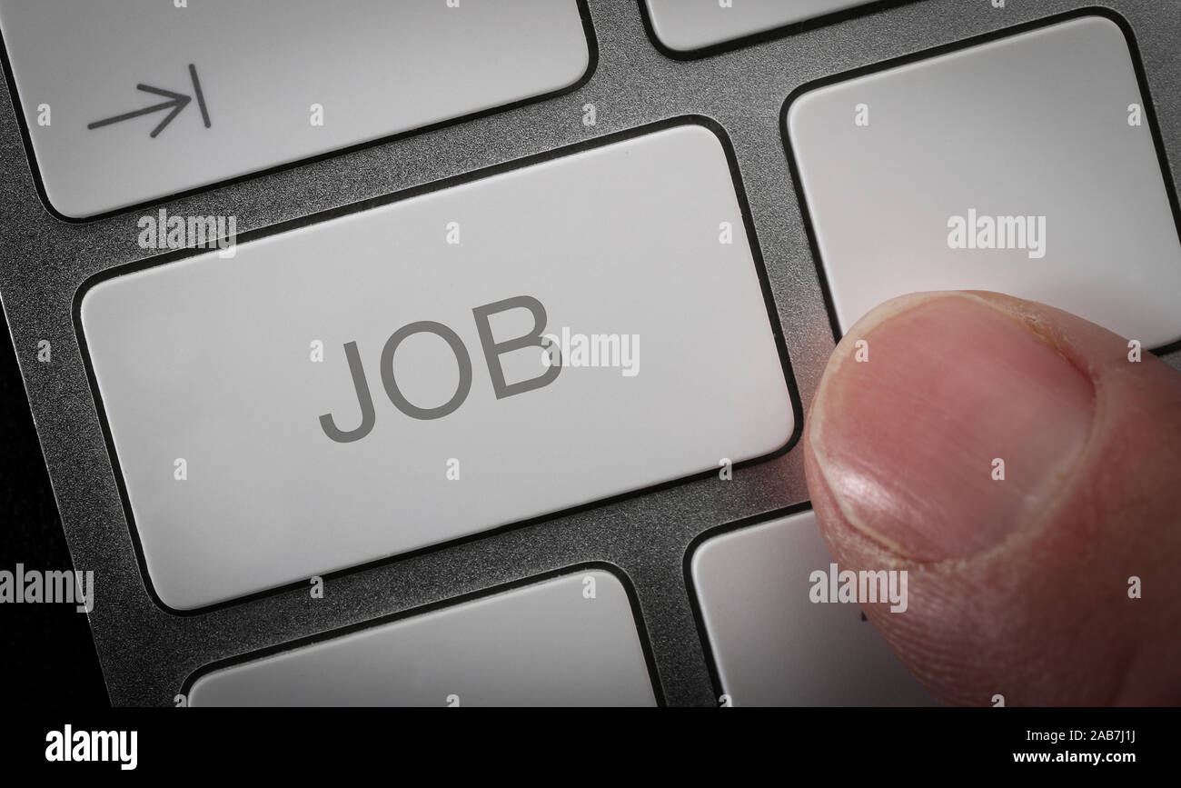 Ein Mann durch Drücken einer Taste auf einer Computertastatur mit dem Wort job. Online Job suche Konzept Bild. Stockfoto