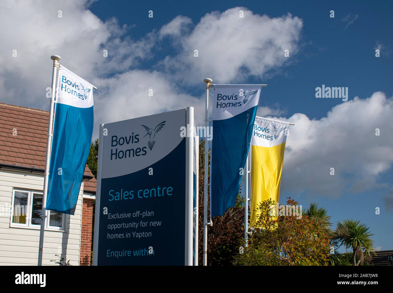 Littlehampton, West Sussex, Großbritannien, Oktober 09, 2019. Bovis Homes Werbebanner und außerhalb der neuen Entwicklung der Hampton Park. Stockfoto