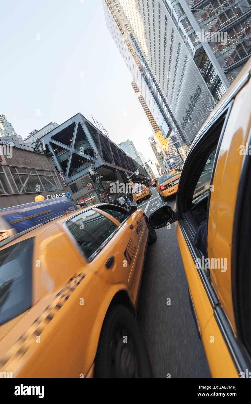 EIGHTH AVENUE, NEW YORK CITY, VEREINIGTE STAATEN VON AMERIKA 13. NOVEMBER 2010: Yellow Cabs, Taxis, Autos, Verkehr queuing außerhalb der New York Times Building Stockfoto