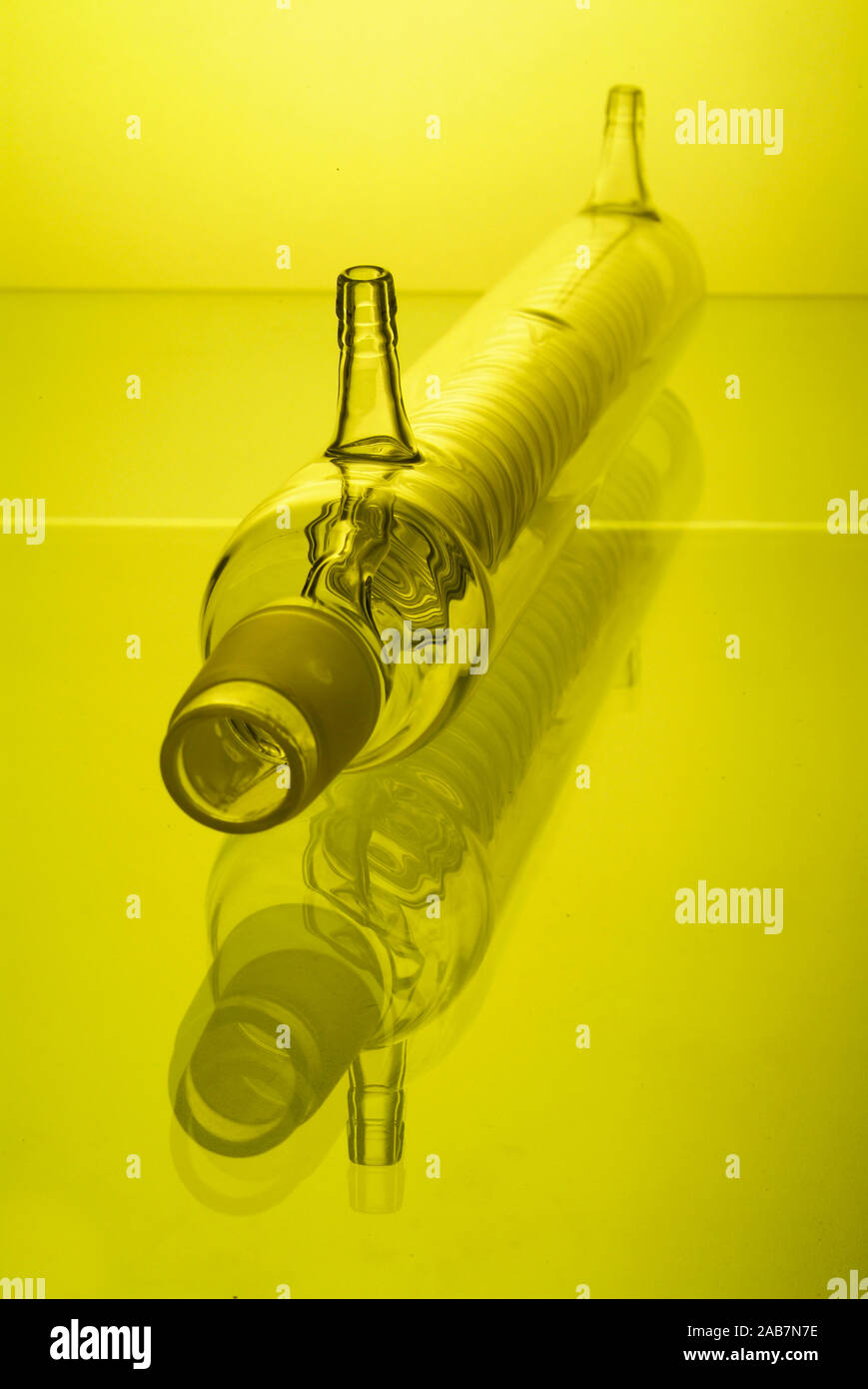 Chemische Glaswaren mit Reflexion auf Hintergrund Stockfoto