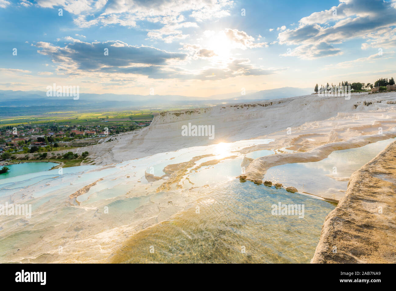 Türkei, Provinz Denizli, Pamukkale natürliche Travertin Thermalbecken bei Sonnenuntergang Stockfoto