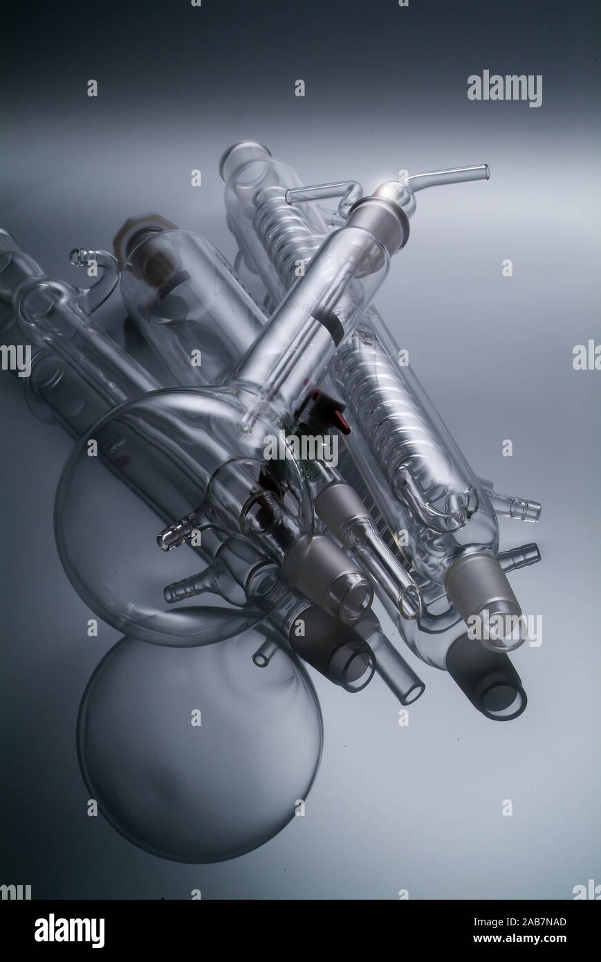 Chemische Glaswaren mit Reflexion auf Hintergrund Stockfoto