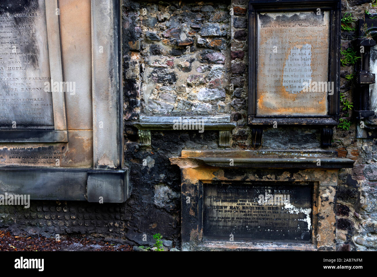 Grab Platte in einem Friedhof in Edinburgh, Schottland, Vereinigtes Königreich Stockfoto