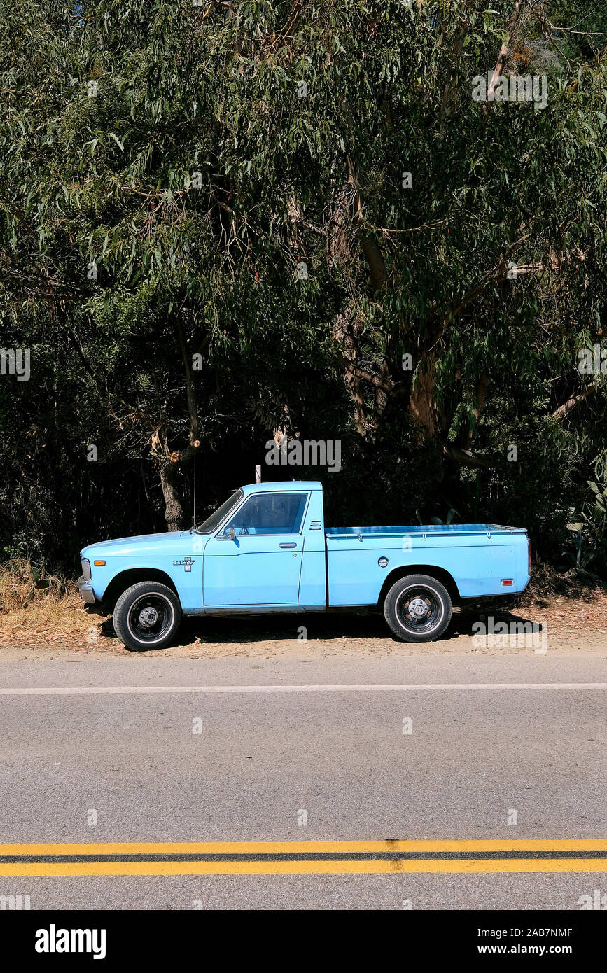 Blauer Pickup-Truck Chevrolet LUV am Rande der California State Route 1, Highway 1, Küstenstraße entlang des Pazifischen Ozeans, Kalifornien, USA Stockfoto