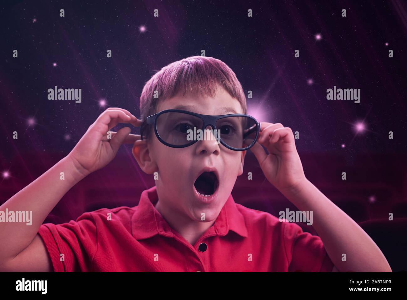 Junge mit 3D-Brille im Kino. Schockiert, Ausdruck. Stockfoto