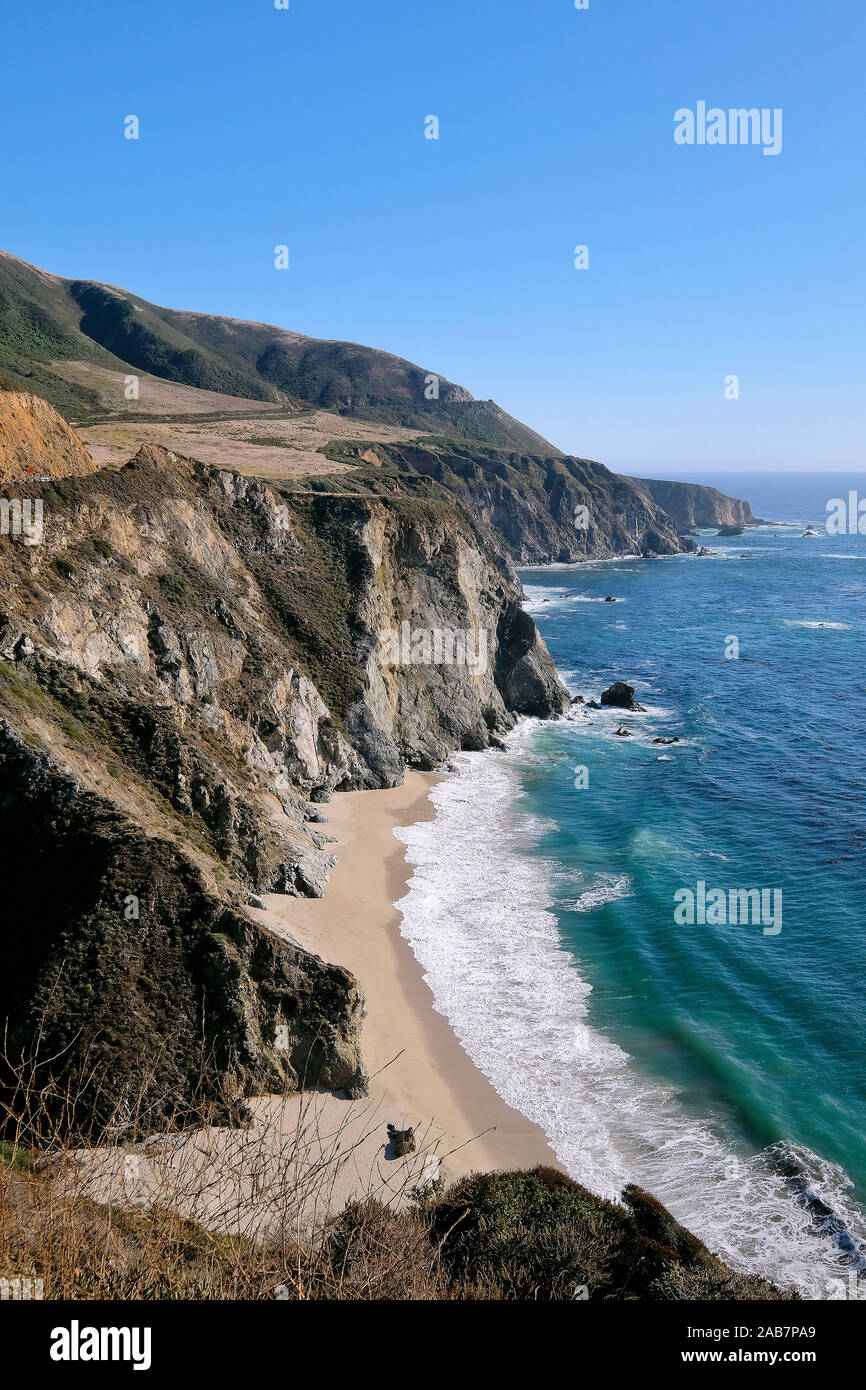 Strand an der California State Route 1, Landstraße 1, Küstenstraße entlang des Pazifischen Ozeans, Kalifornien, USA Stockfoto