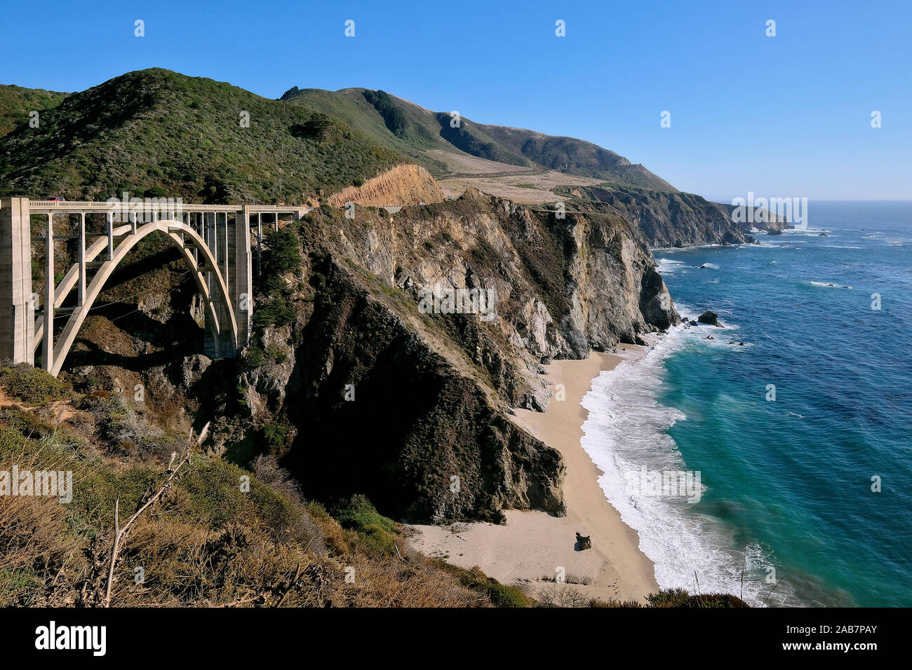 Bixby Creek Bridge, konkrete Bogenbrücke an der California State Route 1, Landstraße 1, Küstenstraße entlang des Pazifischen Ozeans, Kalifornien, USA Stockfoto