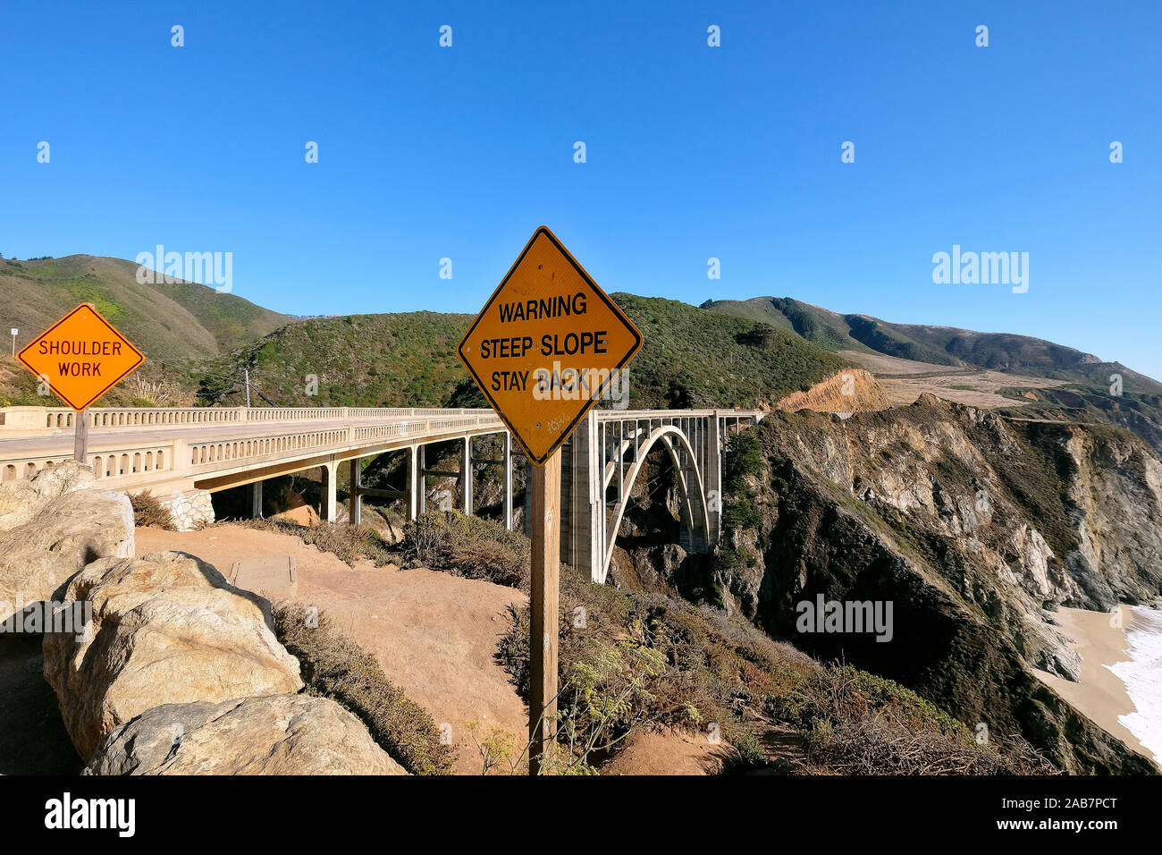 Warnschilder am Bixby Creek Bridge, der California State Route 1, Landstraße 1, Küstenstraße entlang des Pazifischen Ozeans, Kalifornien, USA Stockfoto