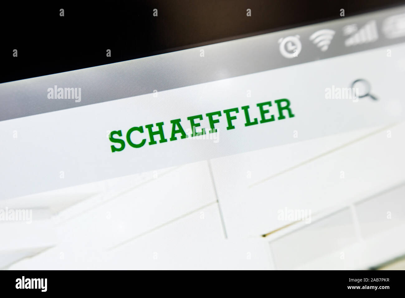 Berdyansk, Ukraine - 3. April 2019: Schaeffler Homepage. Schaeffler Logo sichtbar auf dem Bildschirm des Telefons. Stockfoto