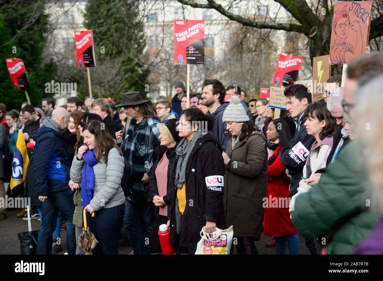 25.11.19 - Dozenten und Personal an der Universität Cardiff halten eine Kundgebung während Ihres 8-tägigen Streik über einer fortwährenden Reihe über die Renten, Löhne und Arbeitsbedingungen Stockfoto