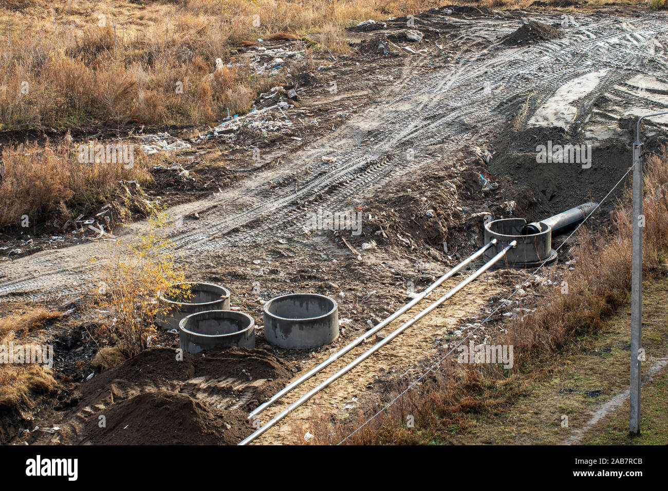 Der Prozess der Festlegung von Engineering- und Heizungssysteme. Rohre in einem Graben von Boden sind. Die Verlegung für Abwasser Stockfoto