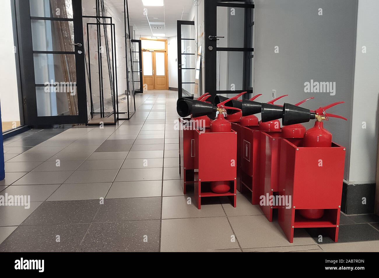 Feuerlöscher am Arbeitsplatz im Büro. Neuen roten Tank der Feuerlöscher in einem Kästchen Stockfoto