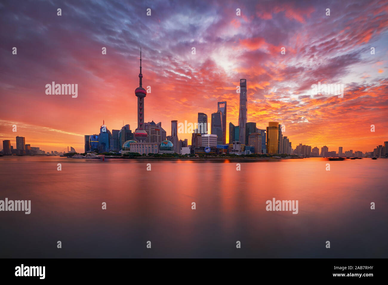 Sonnenaufgang über die Skyline und den Fluss Huangpu Lujiazui, Shanghai, China Stockfoto