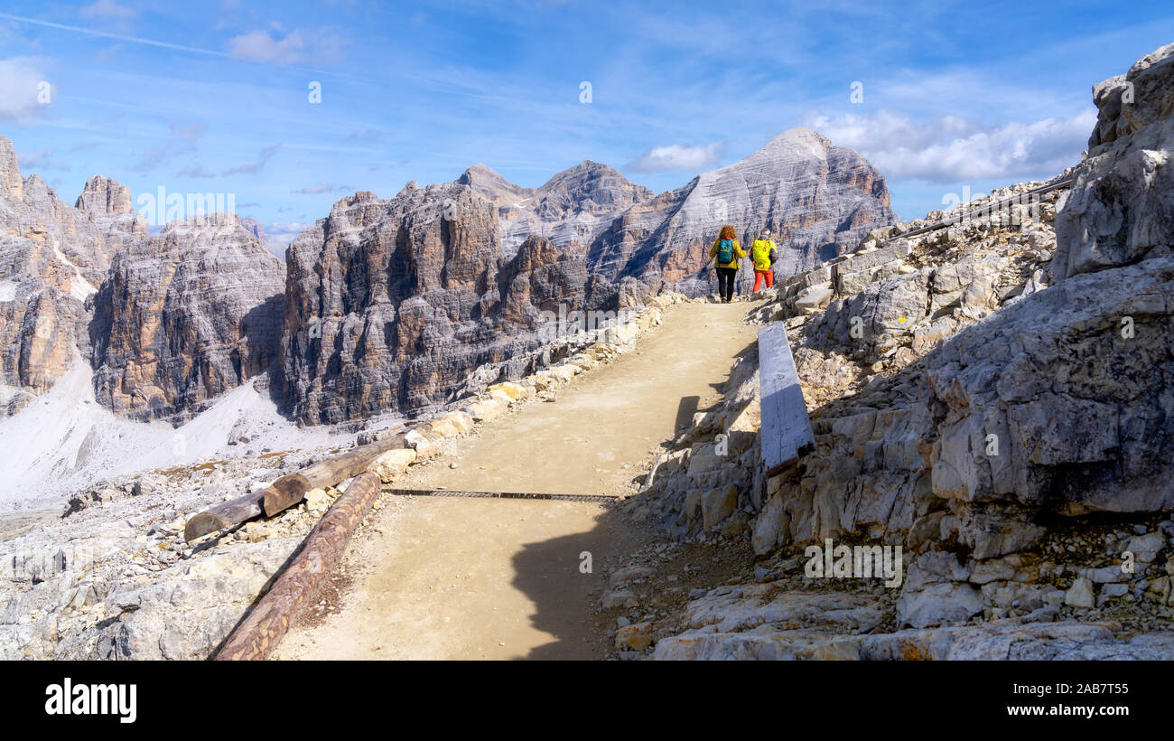 Wanderer Wandern in Monte Lagazuoi, Dolomiten, Dolomiten, Italien, Europa Stockfoto
