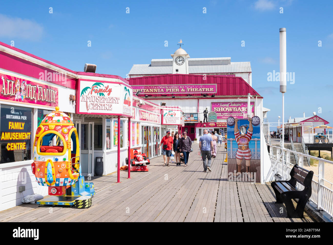 Britannia Pier und Meer Theater mit Shows, Bars, Spielhallen und Fahrten, Great Yarmouth, Norfolk, England, Vereinigtes Königreich, Europa Stockfoto