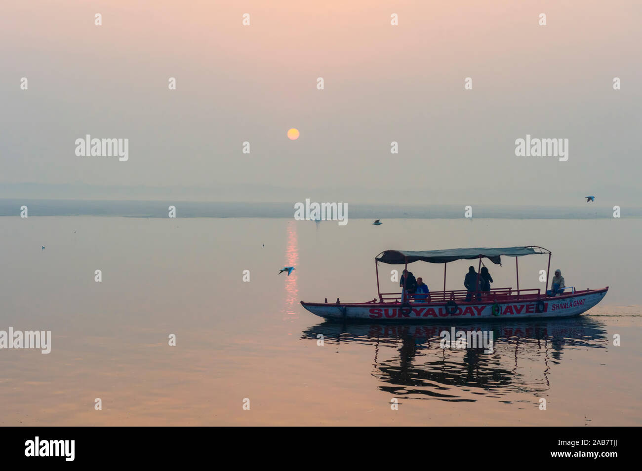 Kleine Boote am Ganges bei Sonnenuntergang, Varanasi, Uttar Pradesh, Indien, Asien Stockfoto