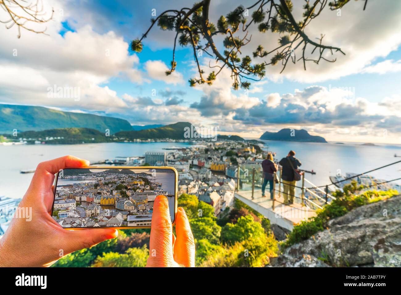 Hände halten Smartphone fotografieren Alesund aus Byrampen Sicht mehr og Romsdal County, Norwegen, Skandinavien, Europa Stockfoto