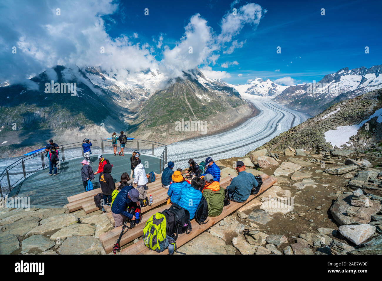 Die Leute bewundern Sie die majestätischen Aletschgletscher vom Eggishorn Terrasse am Aussichtspunkt, Berner Alpen, im Kanton Wallis, Schweiz, Europa Stockfoto