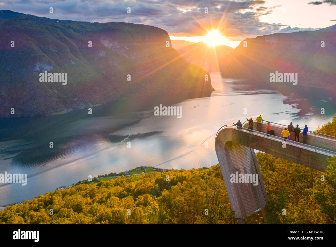 Die Leute bewundern Sie den Sonnenuntergang vom Aussichtspunkt Stegastein Plattform über dem Fjord, Luftaufnahme, Aurlandsfjord, Sogn og Fjordane County, Norwegen, Skandinavien Stockfoto