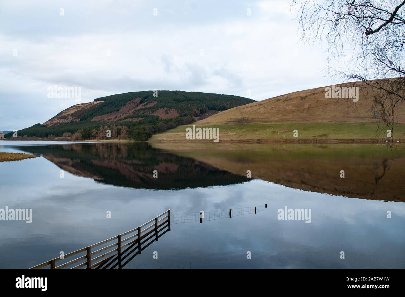 Überlegungen zu einem ruhigen schottischen Loch ländliche Landschaft Berge im Hintergrund kreative ausgewogene Zusammensetzung Stockfoto