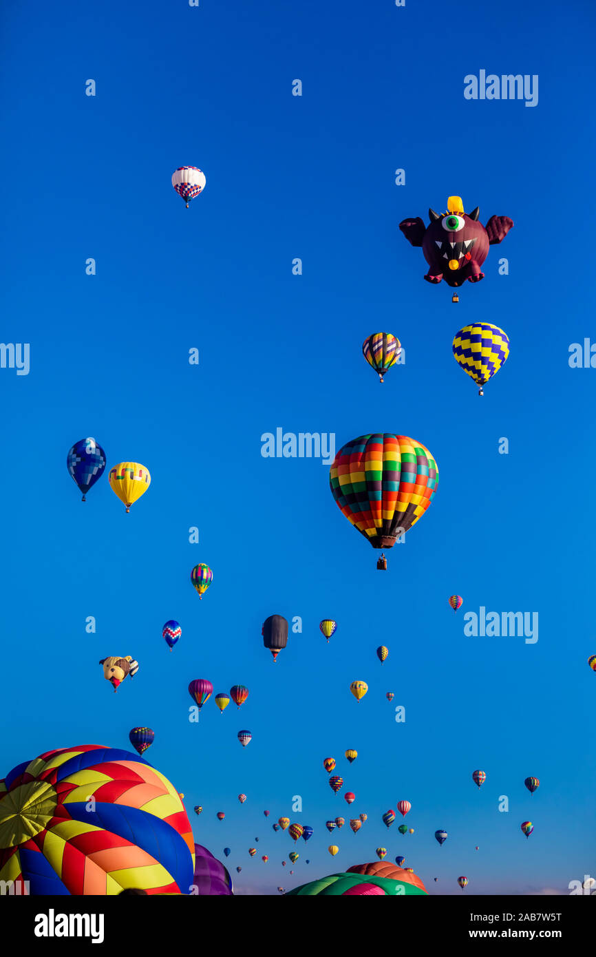 Masse Himmelfahrt im Fiesta Hot Air Balloon Festival, Albuquerque, New Mexico, Nordamerika Stockfoto