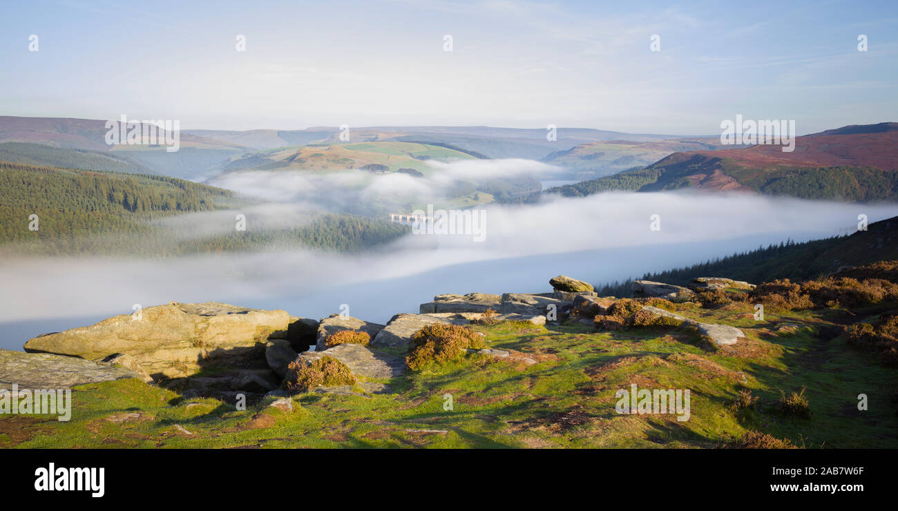 Am frühen Morgen Nebel verweilenden oberhalb der Ladybower Reservoir im Tal unten Bamford Kante, Peak District, Derbyshire, England, Vereinigtes Königreich, Europa Stockfoto