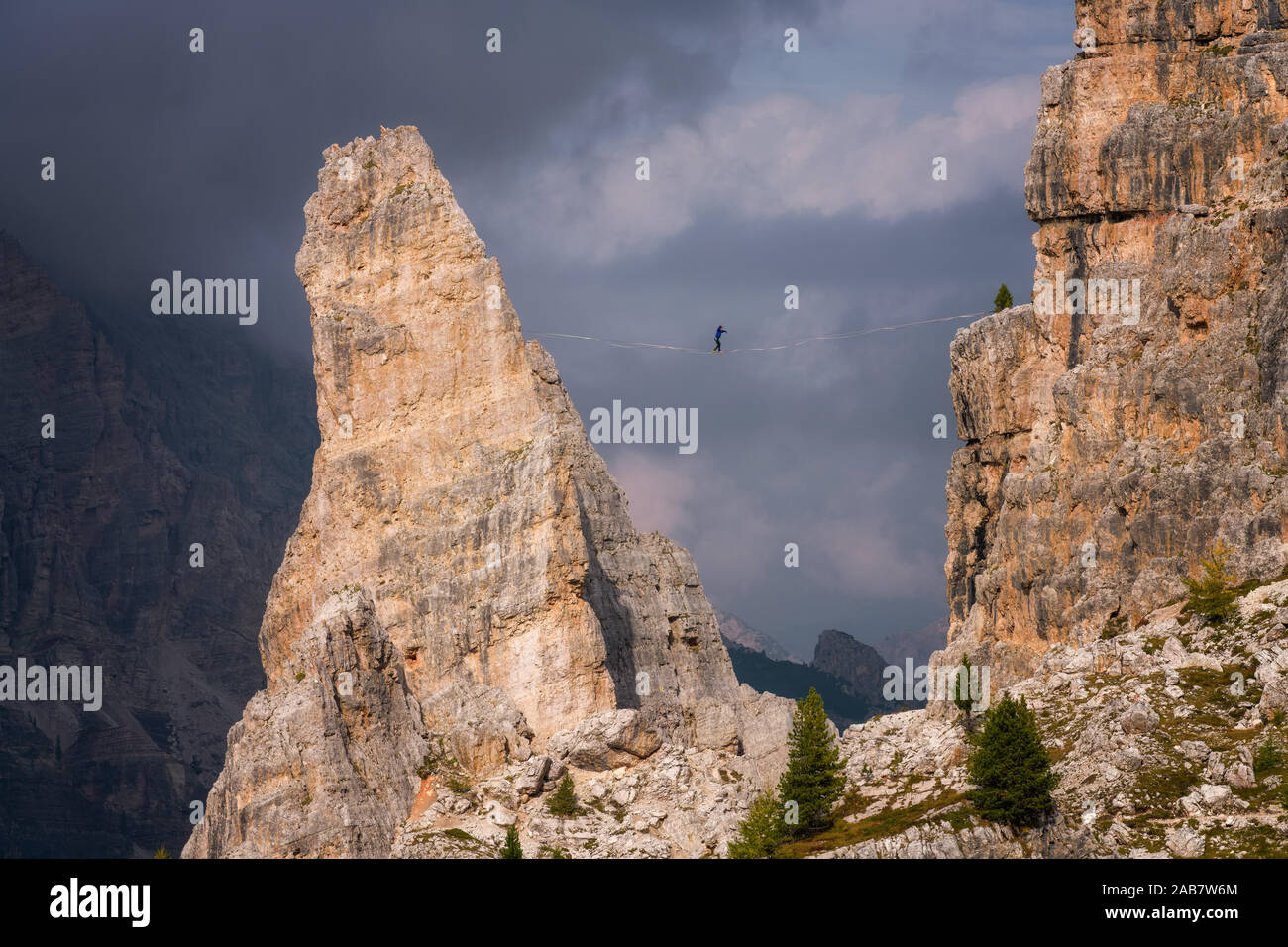 Abenteuer High Wire zu suchenden in den Cinque Torri, Belluno, Dolomiten, Italien, Europa Stockfoto