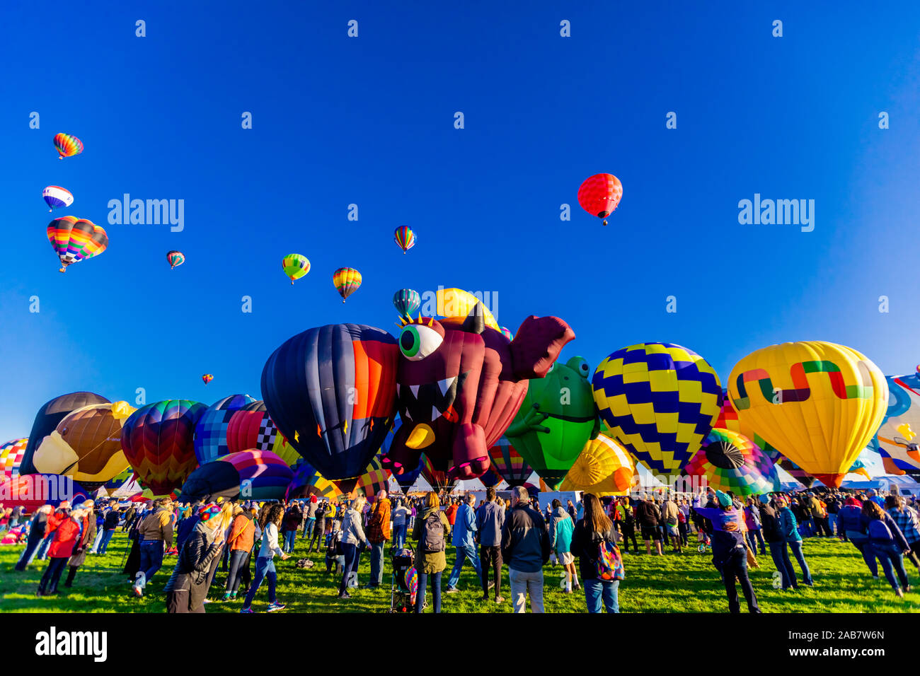 Masse Himmelfahrt im Fiesta Hot Air Balloon Festival, Albuquerque, New Mexico, Nordamerika Stockfoto