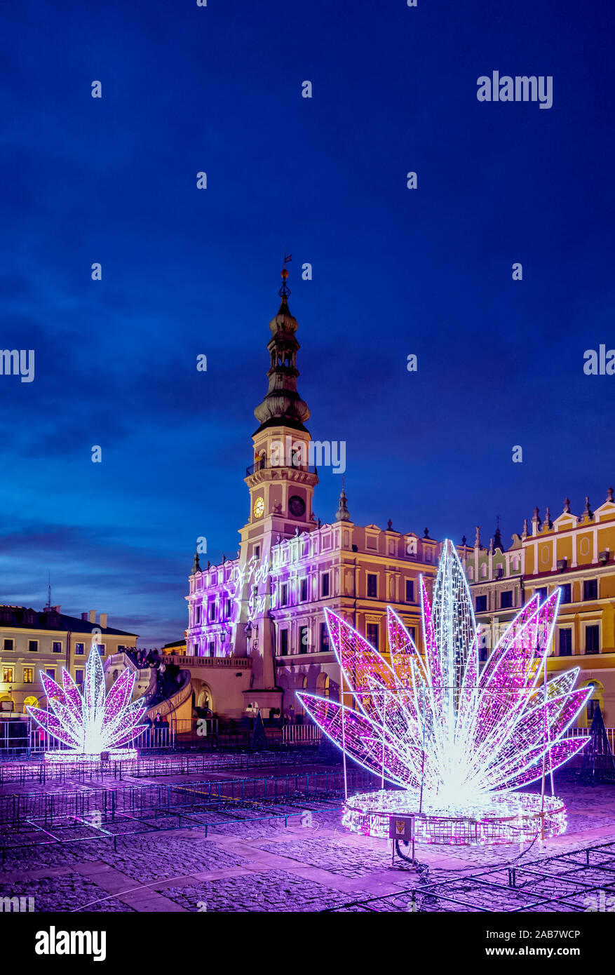 Weihnachtsschmuck am Hauptplatz von Zamosc, Woiwodschaft Lublin, Polen, Europa Stockfoto