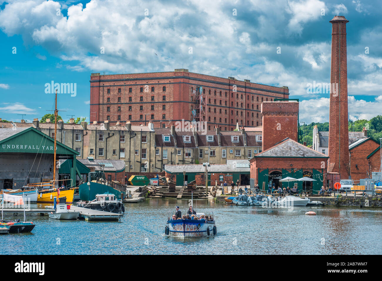 Schwimmenden Hafen an Underfall Yard mit viktorianischen Pumpenraum und einem alten Tabak Lager an den hinteren, Bristol, Avon, England, Vereinigtes Königreich, Europa Stockfoto